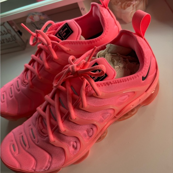 Nike Vibrant Pink VaporMax Plus Shoes - Picture 1 of 4
